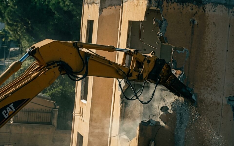 PRECISION MACHINERY TACKLES URBAN DEMOLITION
